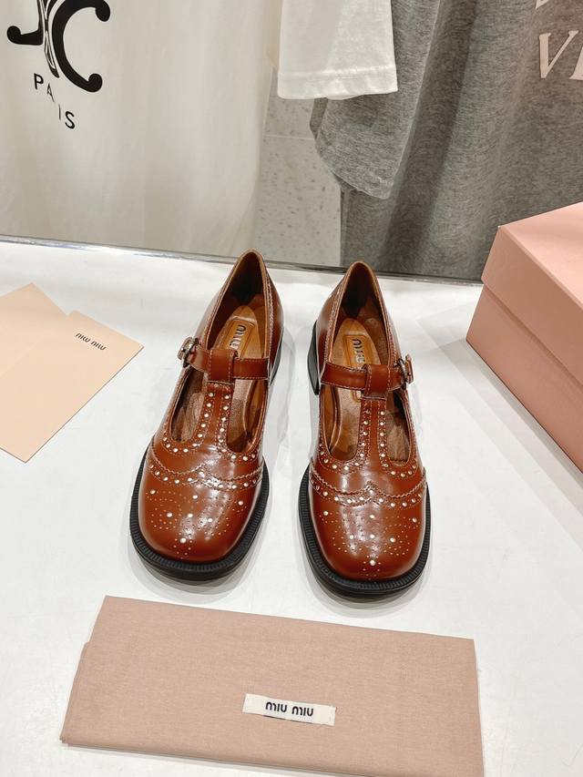 高版本出厂 Miumiu 缪缪2024Ss走秀限量款布洛克玛丽珍单鞋小皮鞋 男性与女性、古典与现代之间的标志性矛盾在两个审美不同的世界之间展开和谐对话。单扣布洛